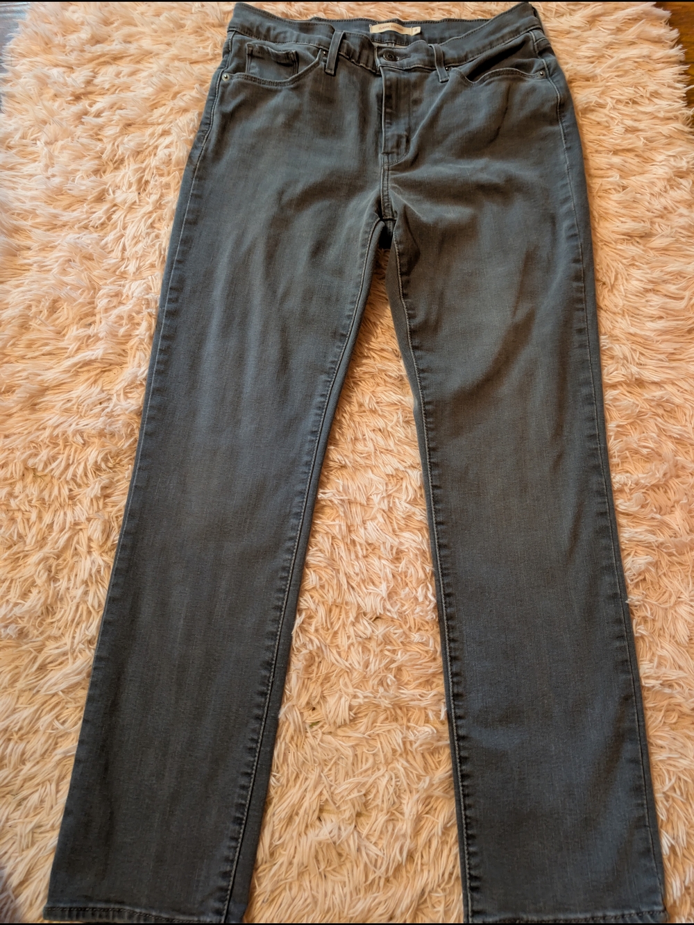 Levi's Women's Classic Straight-Leg Jeans in Charcoal
